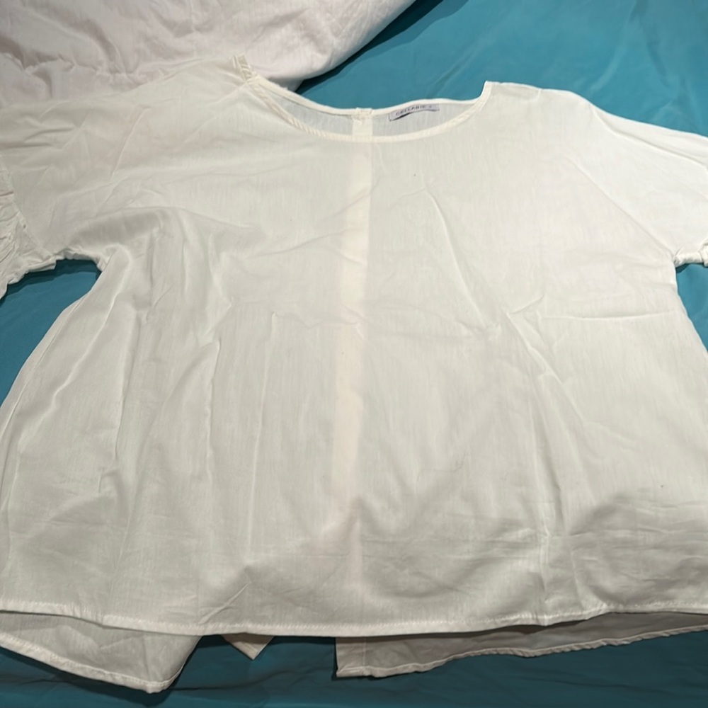 White crew neck w elbow length sleeve